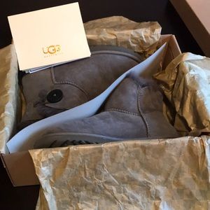 UGG mini bailey w/ button